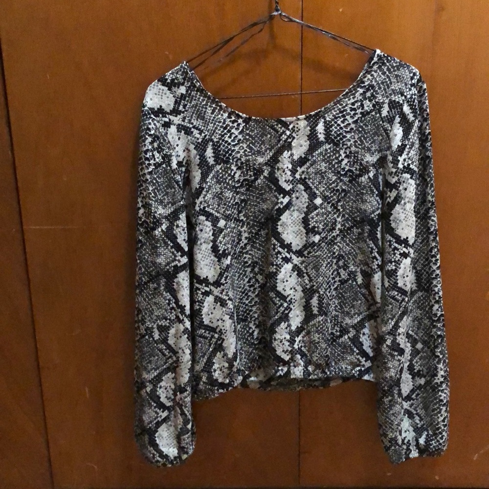 Snake skin pattern long sleeve blouse!